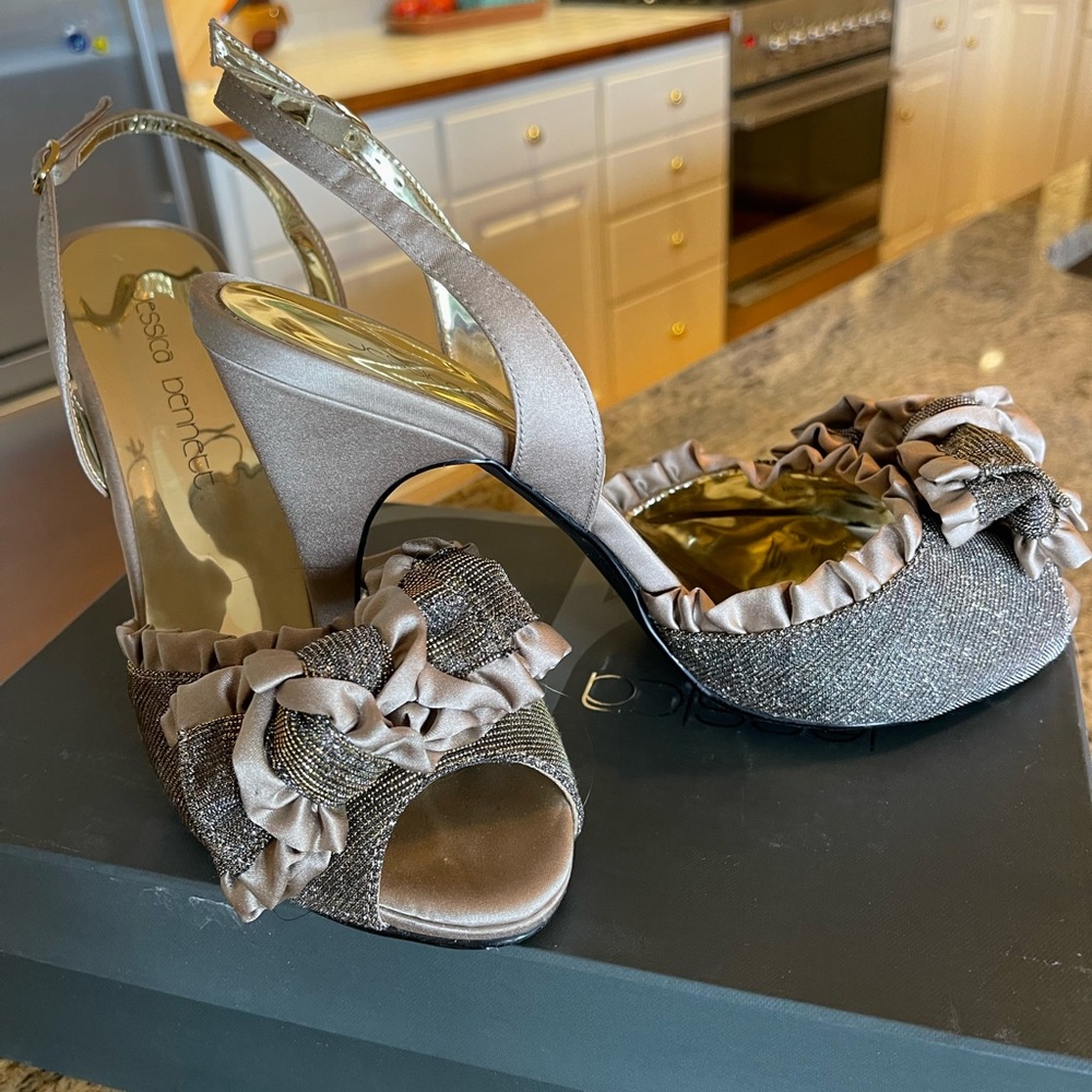 Jessica Bennett NIB women’s glittery/satin sling bac…